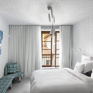Camera media con letto king size