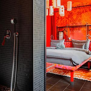Camera media con letto king size